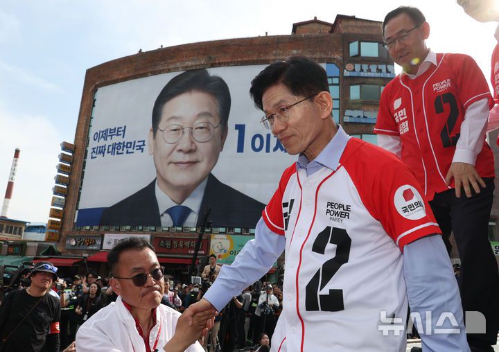 [밀양=뉴시스] 고승민 기자 = 김문수 국민의힘 대선 후보가 14일 경남 밀양 내일동 밀양관아 앞을 찾아 유세를 마친 뒤 차량에서 내려가고 있다. 2025.05.14. kkssmm99@newsis.com
