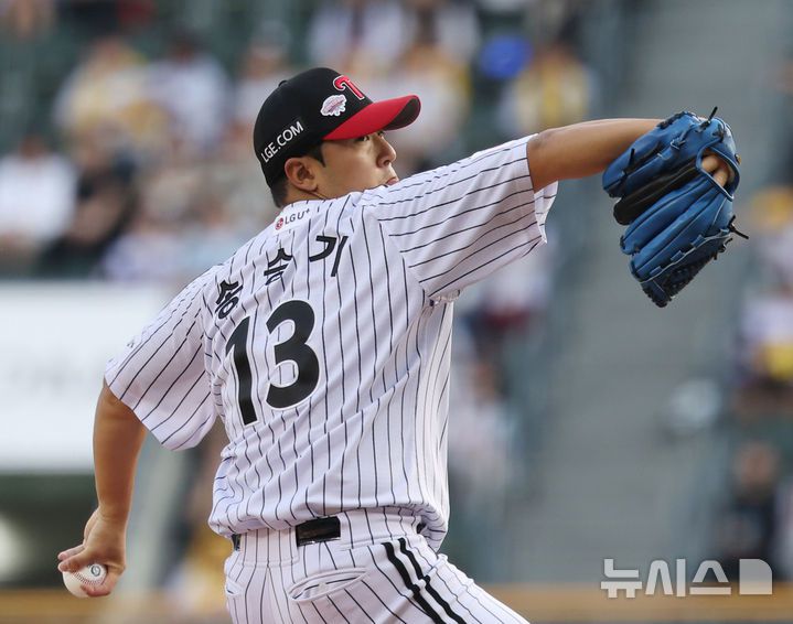 [서울=뉴시스] 조수정 기자 = 14일 서울 송파구 잠실야구장에서 열린 2025 KBO리그 LG 트윈스와 키움 히어로즈 경기, 1회초 LG 선발 송승기가 역투하고 있다. 2025.05.14. chocrystal@newsis.com