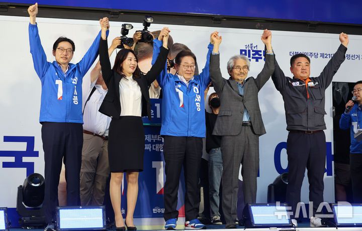 [거제=뉴시스] 권창회 기자 = 이재명 더불어민주당 대선 후보가 14일 경남 거제시 엠파크 차없는거리에서 열린 유세에서 김경수 공동선대위원장을 비롯한 당원들과 손을 맞잡고 있다. 2025.05.14. kch0523@newsis.com