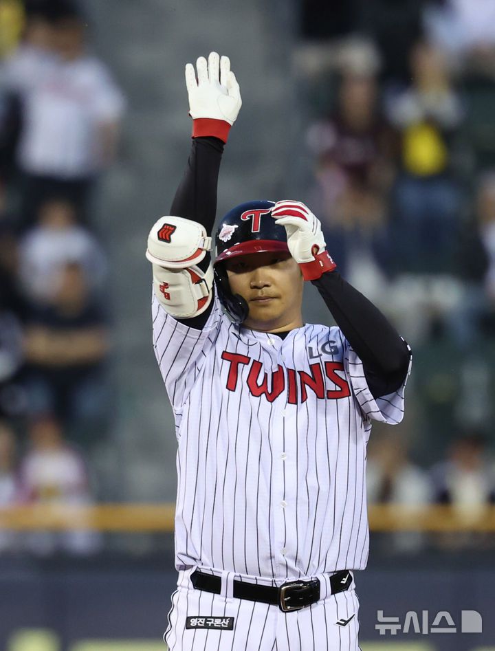 [서울=뉴시스] 조수정 기자 = 14일 서울 송파구 잠실야구장에서 열린 2025 KBO리그 LG 트윈스와 키움 히어로즈 경기, 3회말 1사2루 LG 문보경이 적시 2루타를 날린뒤 세리머니 하고 있다. 2025.05.14. chocrystal@newsis.com