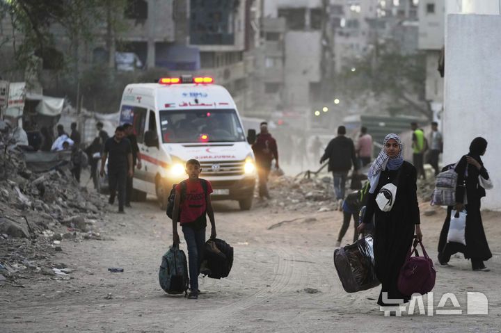 [가자시티=AP/뉴시스] 14일(현지 시간) 이스라엘군이 가자지구 가자시티 리말 지역의 학교와 병원 등지에 대피령을 내린 가운데, 팔레스타인 주민들이 대피하고 있다. 2025.05.15.