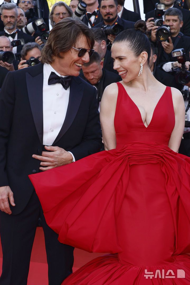 [칸=AP/뉴시스] 배우이자 제작자인 톰 크루즈가 헤일리 애트웰과 함께 14일(현지 시간) 프랑스 남부 칸에서 열린 제78회 칸국제영화제 ‘미션 임파서블: 파이널 레코닝’ 시사회에 참석해 레드 카펫을 밟고 있다. 2025.05.15.