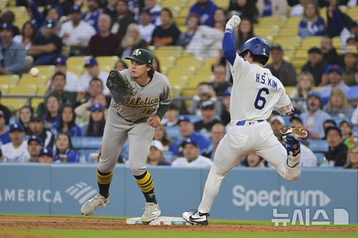 [로스앤젤레스=AP/뉴시스] LA 다저스의 김혜성(오른쪽)이 14일(현지 시간) 미 캘리포니아주 로스앤젤레스의 다저스타디움에서 열린 2025 메이저리그 애슬레틱스와의 경기 2회 말 내야 안타로 1루에 진루하고 있다. 2025.05.15.