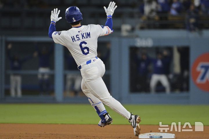 [로스앤젤레스=AP/뉴시스] LA 다저스의 김혜성이 14일(현지 시간) 미 캘리포니아주 로스앤젤레스의 다저스타디움에서 열린 2025 메이저리그 애슬레틱스와의 경기 5회 말 동점을 기록하는 1점 홈런(시즌 1호)을 친 후 베이스를 돌며 세리머니하고 있다. 2025.05.15.