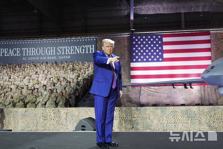 [도하=AP/뉴시스] 도널드 트럼프 미국 대통령이 지난 15일(현지 시간) 카타르 도하 알우데이드 공군기지를 방문하고 있다. 2025.05.21.