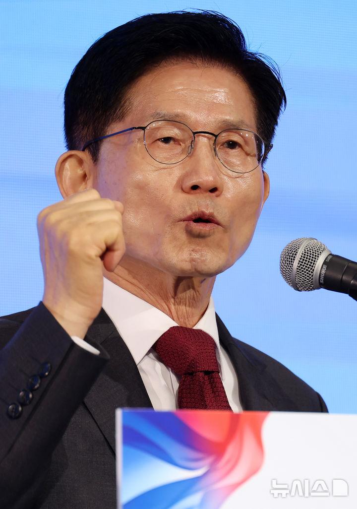 [서울=뉴시스] 조성우 기자 = 김문수 국민의힘 대선후보가 15일 오전 서울 영등포구 중소기업중앙회에서 열린 '자랑스러운 중소기업인협의회 조찬 강연'에 참석해 축사를 하고 있다. 2025.05.15. xconfind@newsis.com