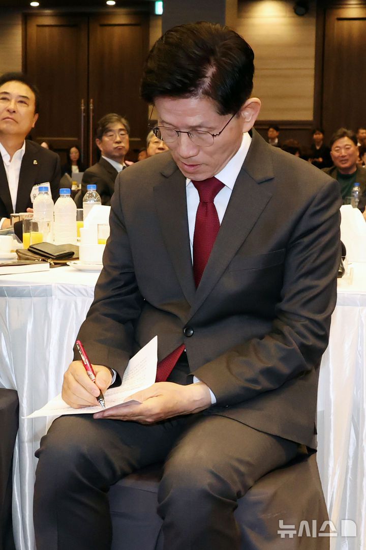 [서울=뉴시스] 조성우 기자 = 김문수 국민의힘 대선후보가 15일 오전 서울 영등포구 중소기업중앙회에서 열린 '자랑스러운 중소기업인협의회 조찬 강연'에서 박용주 자랑스러운중소기업인협의회 회장의 발언을 들으며 메모하고 있다. 2025.05.15. xconfind@newsis.com