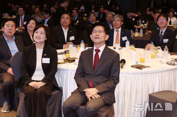 [서울=뉴시스] 조성우 기자 = 김문수 국민의힘 대선후보가 15일 오전 서울 영등포구 중소기업중앙회에서 열린 '자랑스러운 중소기업인협의회 조찬 강연'에서 박용주 자랑스러운중소기업인협의회 회장의 발언을 듣고 있다. 2025.05.15. xconfind@newsis.com