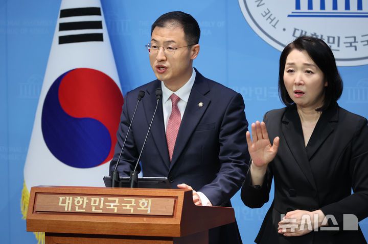 [서울=뉴시스] 조성우 기자 = 국민의힘을 탈당한 김상욱 무소속 의원이 15일 오전 서울 여의도 국회 소통관에서 이재명 더불어민주당 대선후보 지지를 선언하는 기자회견을 하고 있다. 2025.05.15. xconfind@newsis.com