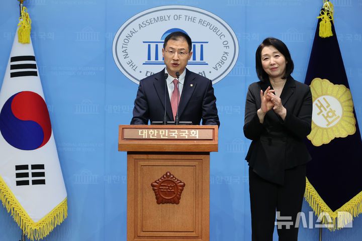 [서울=뉴시스] 조성우 기자 = 국민의힘을 탈당한 김상욱 무소속 의원이 15일 오전 서울 여의도 국회 소통관에서 이재명 더불어민주당 대선후보 지지를 선언하는 기자회견을 하고 있다. 2025.05.15. xconfind@newsis.com