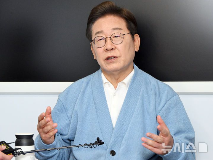 [하동=뉴시스] 권창회 기자 = 이재명 더불어민주당 대선 후보가 15일 경남 하동군 영호남 화합 다목적 광장에 마련된 버스 스튜디오에서 유튜브 라이브 K-이니셔TV 케미폭발 '동서화합' 라이브를 촬영한 뒤 취재진 질의에 답하고 있다.(공동취재) 2025.05.15. photo@newsis.com