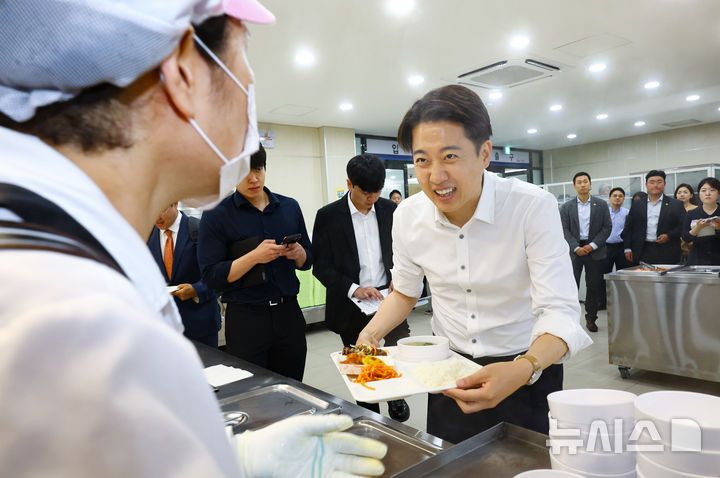 [서울=뉴시스] 황준선 기자 = 이준석 개혁신당 대통령선거 후보가 15일 서울 서초구 서울교육대학교를 찾아 음식을 배식받고 있다. 2025.05.15. hwang@newsis.com