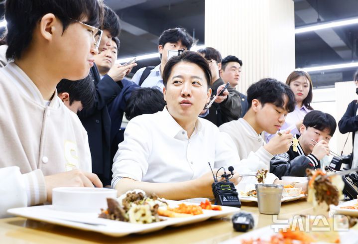 [서울=뉴시스] 황준선 기자 = 이준석 개혁신당 대통령선거 후보가 15일 서울 서초구 서울교육대학교를 찾아 학생들과 식사하며 대화를 하고 있다. 2025.05.15. hwang@newsis.com