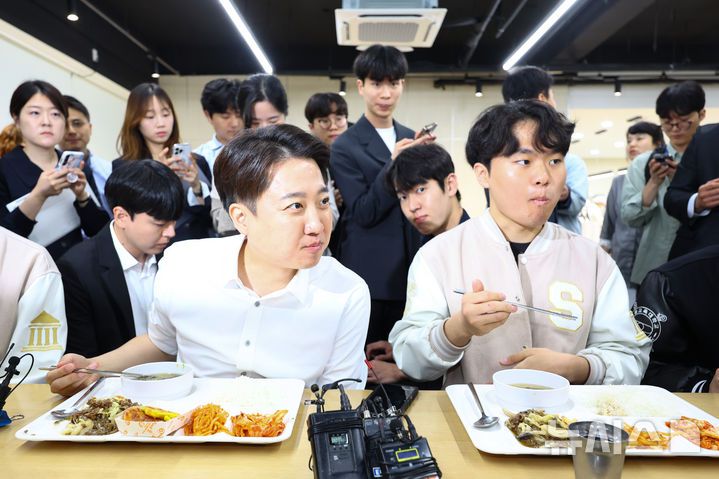 [서울=뉴시스] 황준선 기자 = 이준석 개혁신당 대통령선거 후보가 15일 서울 서초구 서울교육대학교를 찾아 학생들과 식사하며 대화를 하고 있다. 2025.05.15. hwang@newsis.com