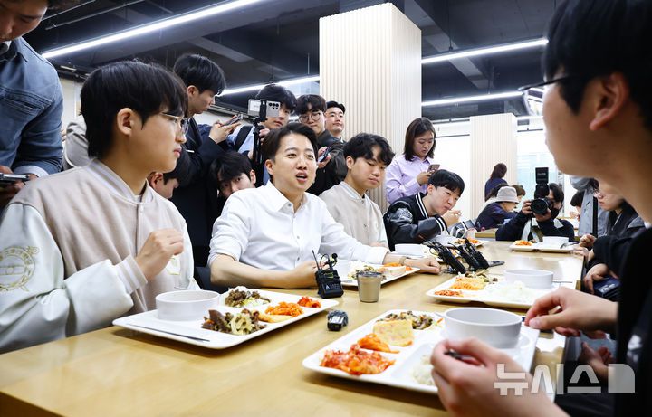 [서울=뉴시스] 황준선 기자 = 이준석 개혁신당 대통령선거 후보가 15일 서울 서초구 서울교육대학교를 찾아 학생들과 식사하며 대화를 하고 있다. 2025.05.15. hwang@newsis.com