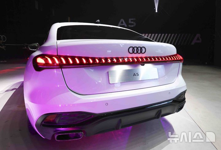 [김포=뉴시스] 김근수 기자 = 15일 경기 김포시 아우디 에어로피스에서 열린 아우디 익스피리언스 더 뉴 아우디 A5 프리뷰 행사에서 차량이 공개되고 있다. 2025.05.15. ks@newsis.com