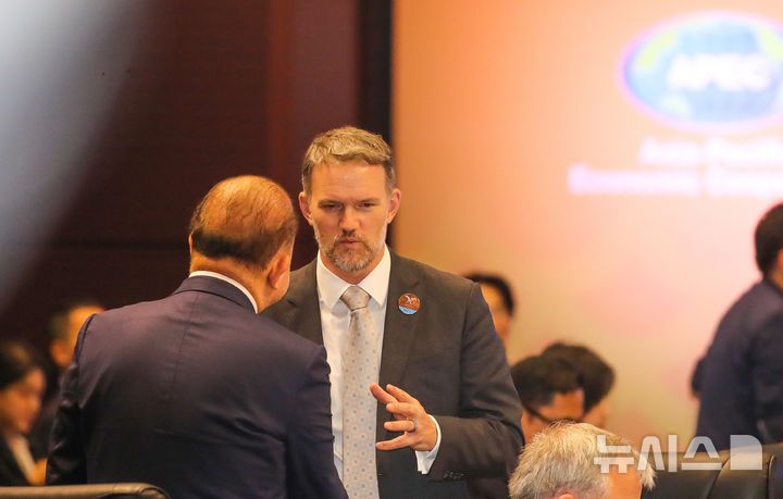 [서귀포=뉴시스] 우장호 기자 = 제이미슨 그리어 미국 무역대표부(USTR) 대표가 15일 오후 서귀포 제주국제컨벤션센터(ICC)에서 열린 아시아태평양경제협력체(APEC) 통상장관회의에 앞서 참석자들과 대화를 나누고 있다. 이번 APEC 통상장관회의에는 회원국인 21개국 통상장관들과 경제협력개발기구(OECD), 세계무역기구(WTO) 등 국제기구 관계자들이 참석한다. 2025.05.15. woo1223@newsis.com
