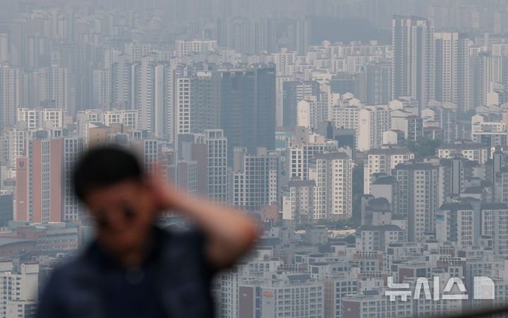 [서울=뉴시스] 김진아 기자 = 지난달 15일 서울 남산에서 바라본 아파트 단지의 모습. 2025.06.12. bluesoda@newsis.com