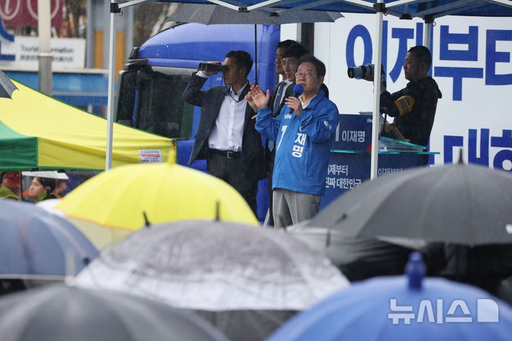 [여수=뉴시스] 권창회 기자 = 이재명 더불어민주당 대선 후보가 15일 전남 여수시 이순신광장에서 열린 집중유세에서 지지호소를 하고 있다. (공동취재) 2025.05.15. photo@newsis.com