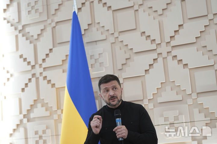 [앙카라=AP/ 뉴시스] 볼로디미르 젤렌스키 우크라이나 대통령은 8일(현지 시간) 도널드 트럼프 미국 행정부가 우크라이나군 지원용으로 확보한 대(對)드론 방어용 무기체계를 중동으로 보냈다고 밝혔다. 사진은 젤렌스키 대통령이 지난달 15일 튀르키예 앙카라 주재 우크라이나 대사관에서 기자회견을 하는 모습. 2025.05.16.