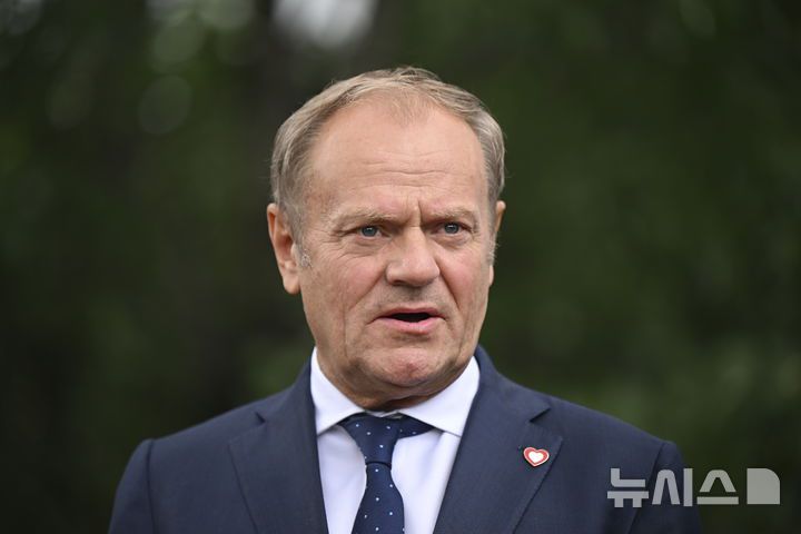 [티라나=AP/뉴시스] 우크라이나의 에너지 관련 대규모 부패 스캔들이 심화되자 우크라이나를 지원해온 폴란드도 압박하고 나섰다. 사진은 투스크가 지난 5월 16일 총리가 알바니아 티라나에서 기자들에게 발언하고 있다. (사진=뉴시스DB)