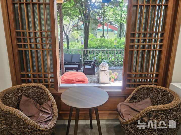 [서울=뉴시스]조기용 수습기자=13일 방문한 서울 남산 충정사. 법당 1층 반려견도 함께 출입할 수 있는 카페가 마련돼 있다. excuseme@newsis.com