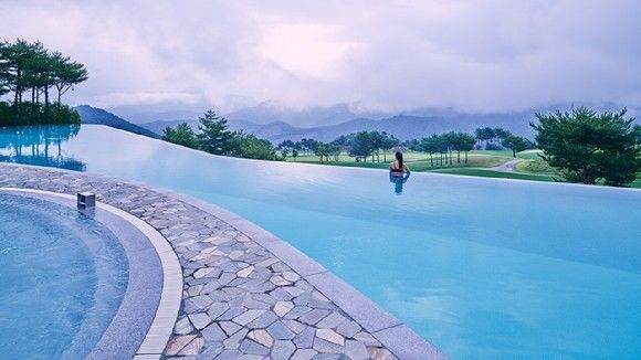 소노펠리체 빌리지 비발디파크 인피니티풀. (사진=소노인터내셔널 제공) 2025.05.16. photo@newsis.com  *재판매 및 DB 금지