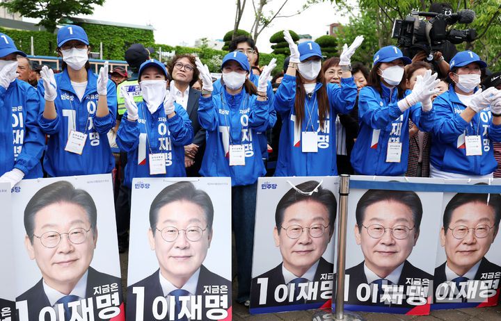 [군산=뉴시스] 조성우 기자 = 16일 전북 군산시 구시청광장에서 열린 이재명 더불어민주당 대선후보 유세에서 선거운동원들이 율동을 하며 지지를 호소하고 있다. 2025.05.16. xconfind@newsis.com