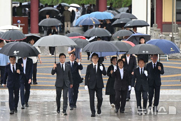 [광주=뉴시스] 박기웅 기자 = 권성동 국민의힘 공동선대위원장이 16일 오후 광주 북구 운정동 국립5·18민주묘지를 찾아 참배를 하기 위해 이동하고 있다. 2025.05.16. pboxer@newsis.com