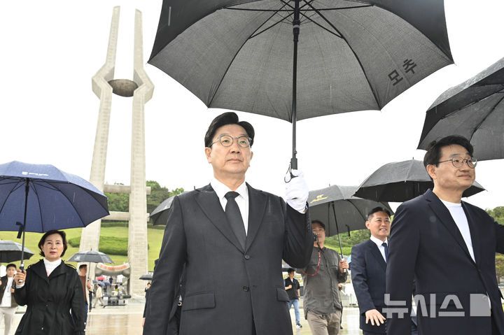 [광주=뉴시스] 박기웅 기자 = 권성동 국민의힘 공동선대위원장이 16일 오후 광주 북구 운정동 국립5·18민주묘지를 방문해 참배를 마친 뒤 민주의문을 향해 이동하고 있다. 2025.05.16. pboxer@newsis.com