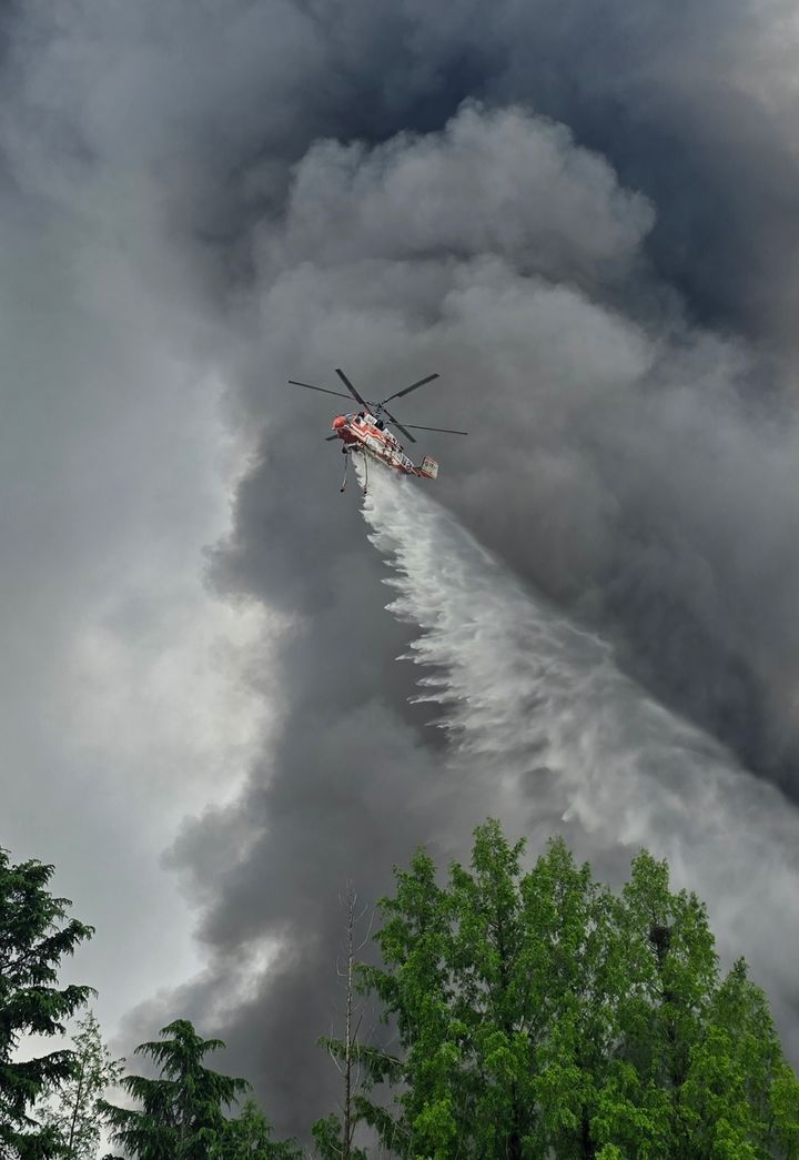 [광주=뉴시스] 17일 오전 광주 광산구 소촌동 금호타이어 광주공장에서 화재가 발생해 소방 헬기가 투입돼 불을 끄고 있다. (사진=광산구 제공) 2025.05.17. photo@newsis.com *재판매 및 DB 금지