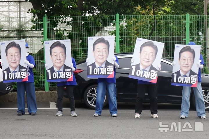 [제주=뉴시스] 양영전 기자 = 더불어민주당 제주선대위가 17일 오전 제주시 도두일동 제주오일시장에서 이재명 후보 지지를 호소하고 있다. 2025.05.17. 0jeoni@newsis.com