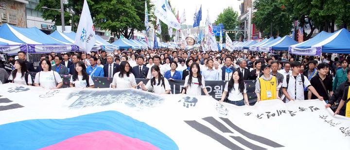 [광주=뉴시스] 송창헌 기자 = 17일 오후 광주 동구 금남로에서 5·18 전야제 행사 중 하나로 진행된 민주평화대행진에서 김영록 전남지사와 강기정 광주시장 등 주요 인사들이 시민들과 함께 행진에 동참하고 있다. (사진=전남도 제공) 2025.05.17 photo@newsis.com *재판매 및 DB 금지