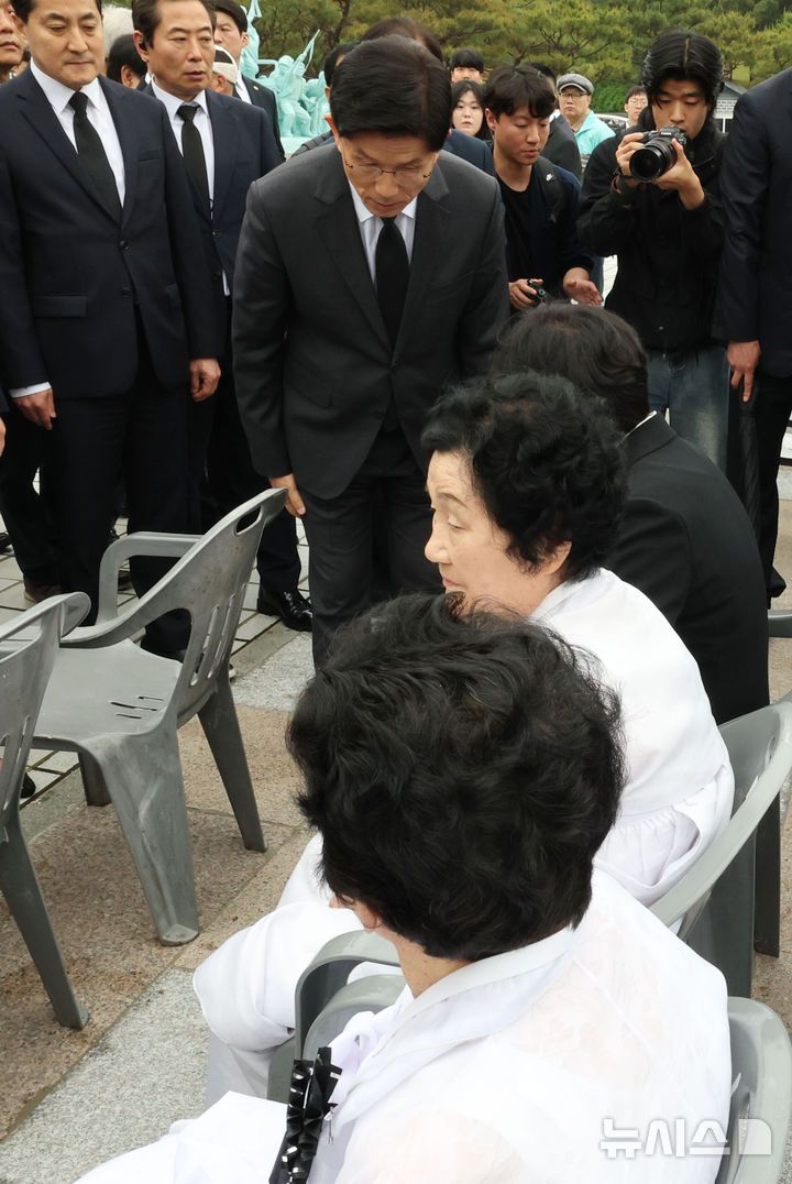 [광주=뉴시스] 조성봉 기자 = 국민의힘 김문수 대선 후보가 17일 오전 광주 북구 5·18민주묘지를 찾아 참배를 마치고 이동하며 오월 어머니들에게 허리숙여 인사하고 있다. (공동취재) 2025.05.17. photo@newsis.com