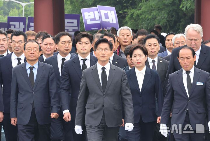 [광주=뉴시스] 조성봉 기자= 김문수 국민의힘 대통령 후보가 17일 오전 광주 북구 5.18민주묘지를 찾아 참배하기 위해 이동하고 있다. (공동취재) 2025.05.17. photo@newsis.com