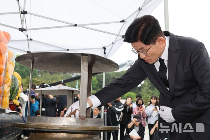 [광주=뉴시스] 조성봉 기자= 김문수 국민의힘 대통령 후보가 17일 오전 광주 북구 5.18민주묘지를 찾아 참배하고 있다. (공동취재) 2025.05.17. photo@newsis.com