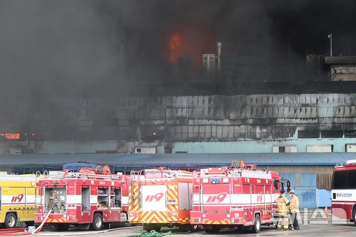 [광주=뉴시스] 박기웅 기자 = 17일 오전 7시11분께 광주 광산구 소촌동 금호타이어 광주공장에서 불이 나 소방 당국이 불을 끄고 있다. 이날 불은 타이어 생산에 필요한 고무를 정련하는 과정에서 발생한 것으로 추정되고 있다. 2025.05.17. pboxer@newsis.com