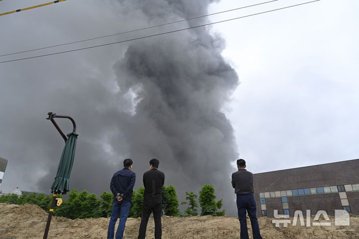 [광주=뉴시스] 박기웅 기자 = 17일 오전 7시11분께 광주 광산구 소촌동 금호타이어 광주공장에서 불이 난 가운데 시민들이 공장에서 피어오르는 검은 연기를 바라보고 있다. 이날 불은 타이어 생산에 필요한 고무를 정련하는 과정에서 발생한 것으로 추정되고 있다. 2025.05.17. pboxer@newsis.com