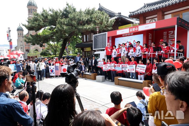 [전주=뉴시스] 조성봉 기자 =  김문수 국민의힘 대선후보가 17일 전북 전주시 완산구 전동성당 인근에서 공약발표 및 유세를 하고 있다. 2025.05.17. suncho21@newsis.com