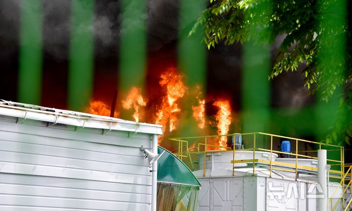 [광주=뉴시스] 류형근 기자 =  17일 오전 광주 광산구 소촌동 금호타이어 광주공장에서 화재가 발생한 가운데 불길이 치솟고 있다. 2025.05.17. hgryu77@newsis.com