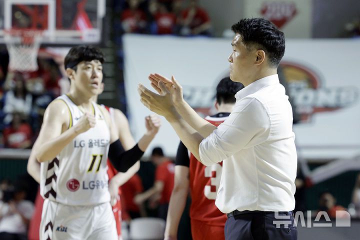 [서울=뉴시스] 최동준 기자 = 17일 서울 송파구 잠실학생체육관에서 열린 2024-2025 KBL 플레이오프 챔피언결정전 7차전 창원 LG 세이커스와 서울 SK 나이츠의 경기, LG 조상현 감독이 선수들을 격려하고 있다. 2025.05.17. photocdj@newsis.com