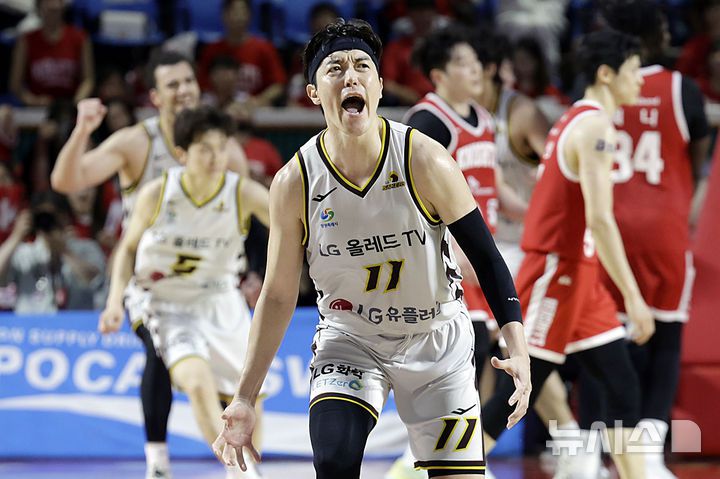 [서울=뉴시스] 최동준 기자 = 17일 서울 송파구 잠실학생체육관에서 열린 2024-2025 KBL 플레이오프 챔피언결정전 7차전 창원 LG 세이커스와 서울 SK 나이츠의 경기, LG 허일영이 3점슛을 성공시킨 뒤 기뻐하고 있다. 2025.05.17. photocdj@newsis.com