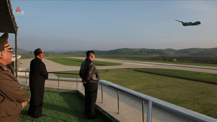 [서울=뉴시스] = 김정은 북한 국무위원장이 지난 15일 제1공군사단 관하 비행연대를 방문해 공군 반항공(방공)전투 및 공습 훈련을 지도했다고 조선중앙TV가 17일 보도했다. 중앙TV가 공개한 사진을 보면 미그(MiG)-29와 수호이(Su)-25 등 북한 공군의 최신 자산이 이날 훈련에 동원됐다.  (사진=조선중앙TV 캡처) 2025.05.17. photo@newsis.com *재판매 및 DB 금지