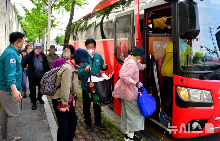 [광주=뉴시스] 류형근 기자 = 금호타이어 광주공장에서 발생한 화재가 10시간 이상 지속되면서 17일 오후 광주 광산구 소촌동 인근 아파트 주민들이 짐을 챙겨들고 대피하고 있다.  2025.05.17. hgryu77@newsis.com