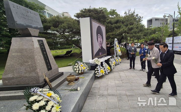 [전주=뉴시스] 김얼 기자 = 서거석(오른쪽) 전북특별자치도교육감과 우범기(오른쪽 두번째) 전주시장을 비롯한 관계자들이 17일 전북 전주시 전북대학교 이세종열사 추모비에서 열린 '제45주년 5.18 민주화운동 전북 기념식 및 이세종 열사 추모식'에 참석해 헌화 하고 있다. 2025.05.17. pmkeul@newsis.com