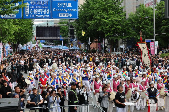 [광주=뉴시스] 이영주 기자 = 5·18민주화운동 45주기를 하루 앞둔 17일 오후 광주 동구 금남로에서 5·18 전야 행사가 열리고 있다. leeyj2578@newsis.com