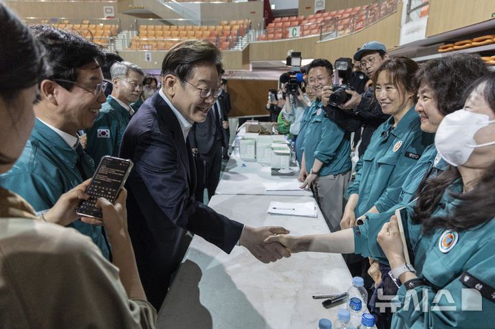 [광주=뉴시스] 조성우 기자 = 이재명 더불어민주당 대선후보가 17일 광주 광산구 광주여자대학교 유니버시아드 체육관에 마련된 금호타이어 공장 화재 대피소를 찾아 비상근무 중인 광산구청 직원들을 격려하고 있다. (공동취재) 2025.05.17. photo@newsis.com