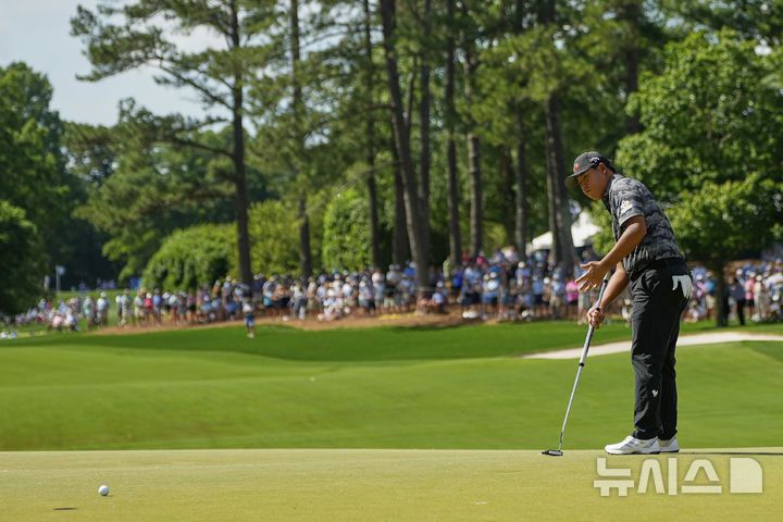[샬럿=AP/뉴시스] 김시우가 17일(현지 시간) 미 노스캐롤라이나주 샬럿의 퀘일 홀로 클럽에서 열린 미국프로골프(PGA) 투어 PGA 챔피언십 3라운드 8번 홀에서 버디를 놓친 후 아쉬워하고 있다. 전날 공동 2위였던 김시우는 중간 합계 6언더파 207타 공동 5위를 기록했다. 2025.05.18.