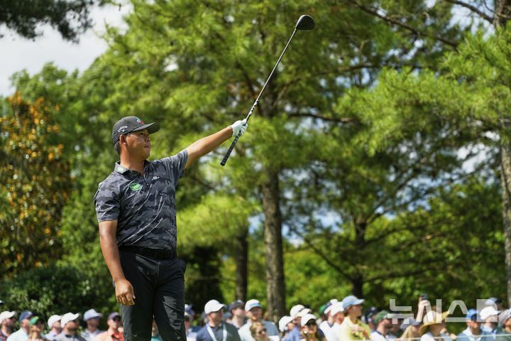 [샬럿=AP/뉴시스] 김시우가 17일(현지 시간) 미 노스캐롤라이나주 샬럿의 퀘일 홀로 클럽에서 열린 미국프로골프(PGA) 투어 PGA 챔피언십 3라운드 8번 홀 티샷 후 타구를 바라보고 있다. 전날 공동 2위였던 김시우는 중간 합계 6언더파 207타 공동 5위를 기록했다. 2025.05.18.