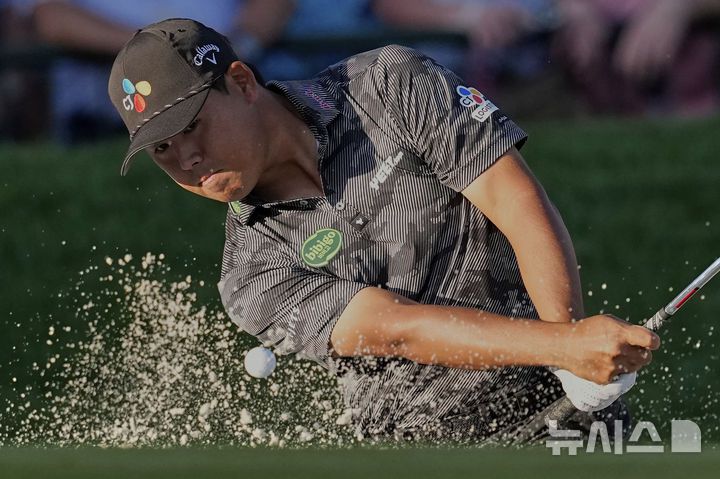 [샬럿=AP/뉴시스] 김시우가 17일(현지 시간) 미 노스캐롤라이나주 샬럿의 퀘일 홀로 클럽에서 열린 미국프로골프(PGA) 투어 PGA 챔피언십 3라운드 18번 홀 벙커샷을 하고 있다. 전날 공동 2위였던 김시우는 중간 합계 6언더파 207타 공동 5위를 기록했다. 2025.05.18.